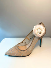 Charger l'image dans la galerie, Pink Velvet Bloom: White Rose Shoe Clip