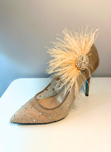 Charger l'image dans la galerie, Feathered Grace: Beige Shoe Clip